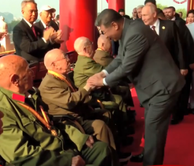 微镜头·习近平总书记同抗战老战士老同志亲切握手丨这一握，情深意重