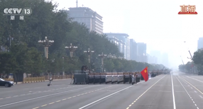 习近平以注目礼向党旗、国旗、军旗庄严致敬