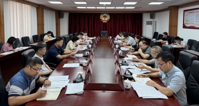 杨朝晖主持召开座谈会督办市政协重点提案：抢抓机遇聚力突破 谋深谋实产业发展