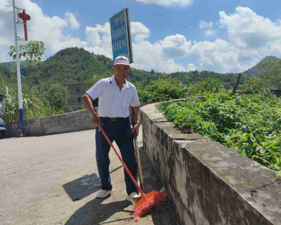 “只要身体允许，我就继续做下去...”17年，3公里，4个村！一位八旬老党员的“扫地人生”