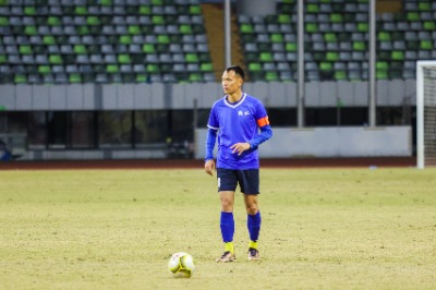 “球王杯”全勤奖！转水队40岁老将吴家州：初登赛场是学生，再披战袍为师者