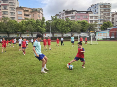 省超进入八强的梅州强民队，今日“对战”兴宁一小“足球小子”