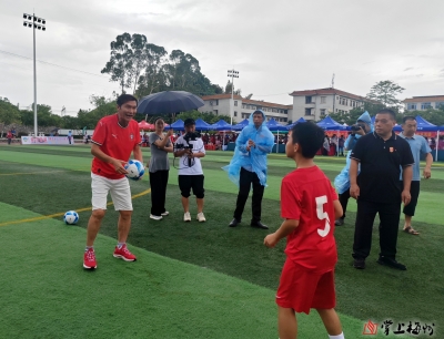 梅州V视丨国足原队长池明华到访五华“县超”华城主场：“五华人球品好人品更好，‘县超’吸引力十足！”