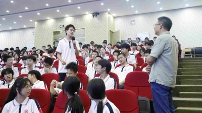 华南农业大学教授王清文走进兴宁市齐昌中学，点燃学子科学梦！