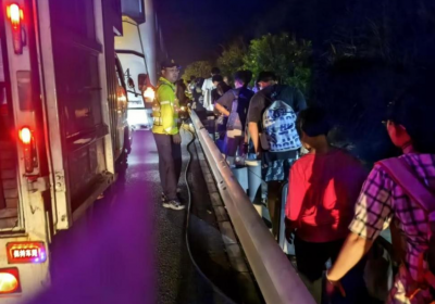 大巴高速爆胎55人被困！紧急时刻，他们来了...