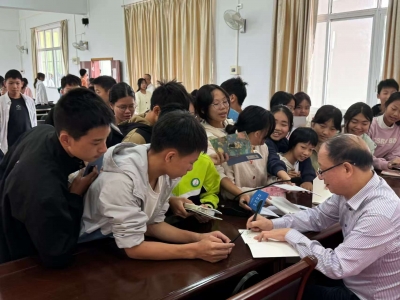 丹心映晚霞 情系下一代！来看平远县关工委主任凌小宏的奉献之路