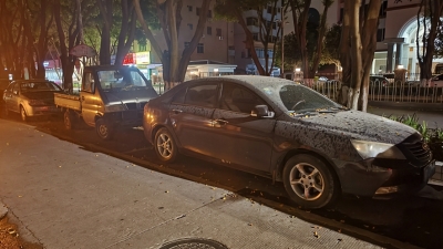 免费停车位被“僵尸车”“广告车”长期霸占，梅城这些路段该管管了！