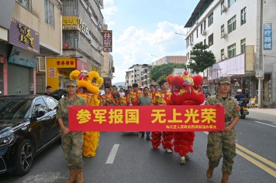 新兵出发！梅江区西郊街道欢送2025年下半年新兵入伍