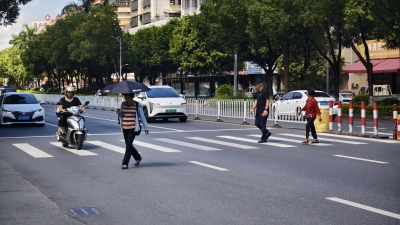 梅城广梅北路一路口“过街神器”罢工，市民过马路心惊惊：望尽快维修！