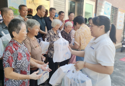 梅江区金山街道小溪唇社区开展新时代文明实践敬老志愿服务活动