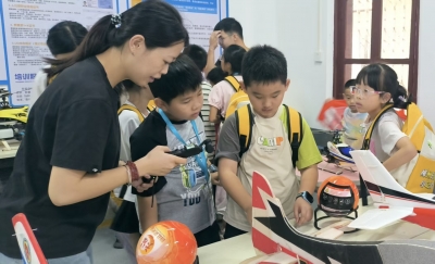 从航模到对战！小记者解锁无人机“黑科技”的一天