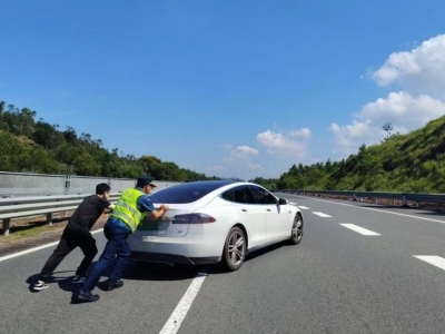 兴华高速：护航解困，“路政蓝”的国庆有点忙