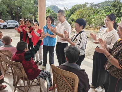 从棉衣到生活用品！这份 “实在” 关怀，让老人笑开颜