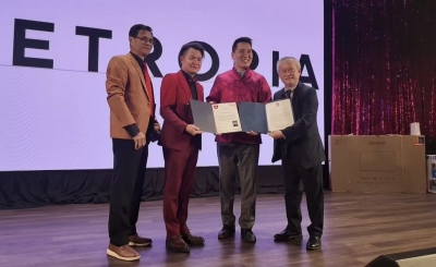 客家音乐人陈善宝荣获“万锦-梅州友好大使”称号