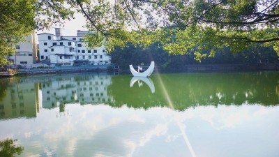 市民反映梅城文化公园东湖垃圾漂浮、湖水发黑，相关部门迅速行动