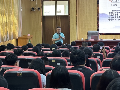 丰顺县龙山中学教师罗文欢甘当学生成长的引路人：“点赞台”照亮学生心灵