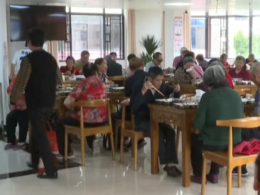 重阳节“暖心餐”行动：长者饭堂免费午餐传递“舌尖上的关爱”