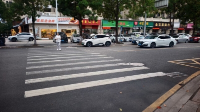 斑马线褪色成“隐形陷阱”！市民盼补画“平安线”…