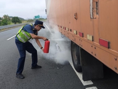 高速公路隧道中熄火、刹车故障、轮胎冒烟...他们火速来 “解围”！