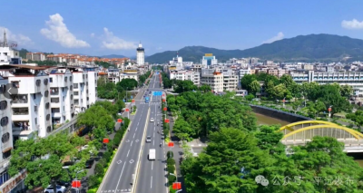 平远县：五星红旗迎风扬 装扮一新庆国庆