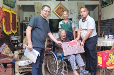 颁寿匾、奉寿金、赠寿礼！大埔大麻镇社工站走访慰问16名百岁老人