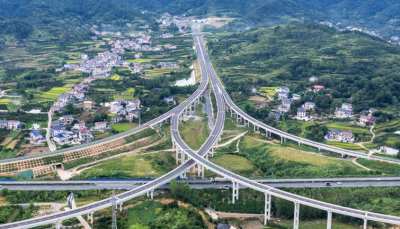 思想之光照亮奋进之路——以习近平同志为核心的党中央引领中国经济社会高质量发展迈向新境界