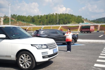 刚刚开通的汕梅高速水车服务区，在国庆首日车流量达8000余辆