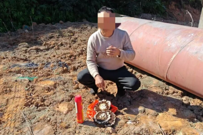 为驱赶黄蜂取蜂蛹，他点燃干草...火烧山，行拘！