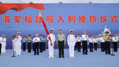 我国第一艘电磁弹射型航空母舰入列 习近平出席入列授旗仪式并登舰视察