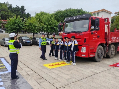 守护“车轮下的平安”！梅县公安进校园开展货车盲区警示教育活动