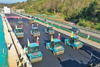 从“人控”到“机控”！汕梅高速改扩建项目：首次应用无人机群“接管”路面摊铺