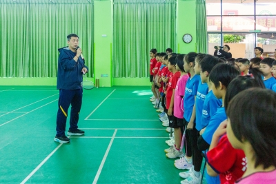 世界冠军、国家羽毛球队教练陈其遒重返母校 分享冠军路勉励追梦人