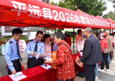 医保辅导 “面对面”！平远税务携手送服务，政策、缴费一次讲透