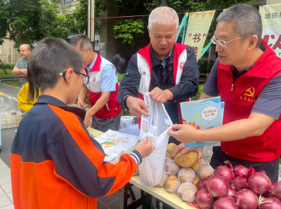 书香与蔬菜相遇！梅江区三角镇墟镇社区举办“以书换蔬”活动