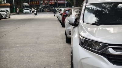 车位线“隐身”难倒车主！梅城老机场路停车位需“复明”…