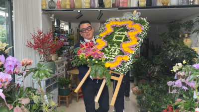 梅州V视丨台湾青年手捧“台湾”花圈到蕉岭缅怀谢晋元将军