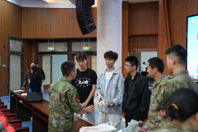 国防教育暨征兵宣传进校园，为有志投身国防事业的学子搭建平台→