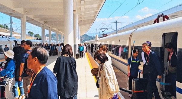 首趟！近500名游客乘坐香港西九龙直达梅州旅游专列抵达