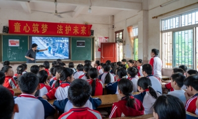 五华县法院华城法庭开展“法治进校园”主题宣传活动