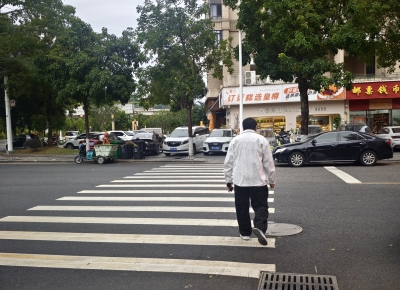 【民生追踪】补画“安全线”！梅城梅龙路褪色斑马线改造完成