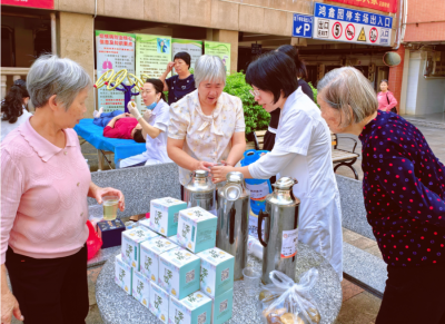 “中医美容”进社区，面若桃花暖人心！梅县区慢病院多科室联合义诊走进程江镇