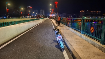 不文明行为曝光台丨共享电单车变成“拦路桩”！@梅州骑友 今天你文明骑行了吗? 