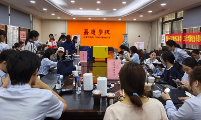 工行梅州分行：“移动柜台”进高校 十五运志愿者专属纪念卡受热捧