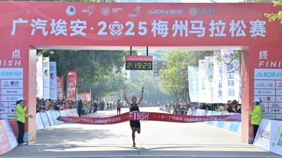 打破赛会纪录夺冠！选手周友发获广汽埃安·2025梅州马拉松赛全马男子冠军