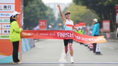 殷晓雨，广汽埃安·2025梅州马拉松赛半马女子组冠军！