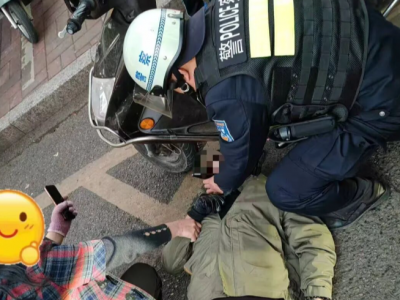 放学高峰校门口男子突发重病 平远五名巡特警联手开辟生命通道