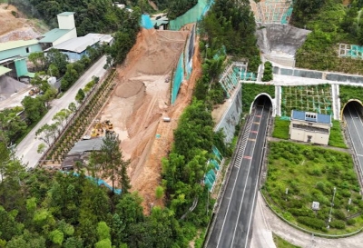 “天空之眼”智慧护航！来看梅平高速无人机路政巡查~