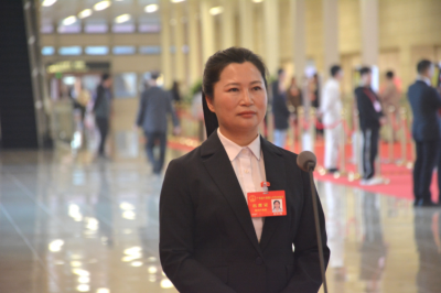 省人大代表刘红梅走上“代表通道”接受媒体采访：推动农文旅融合 促进乡村经济发展