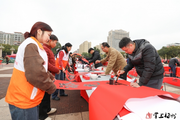 梅州V视丨视墨香年味“浓” 春联祝福“新”！“挥春送福进万家 安居圆梦促发展”专场活动在梅县区开启