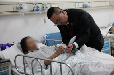 上门立案暖人心！梅江区人民法院干警指导卧病在床的罗女士办理手续